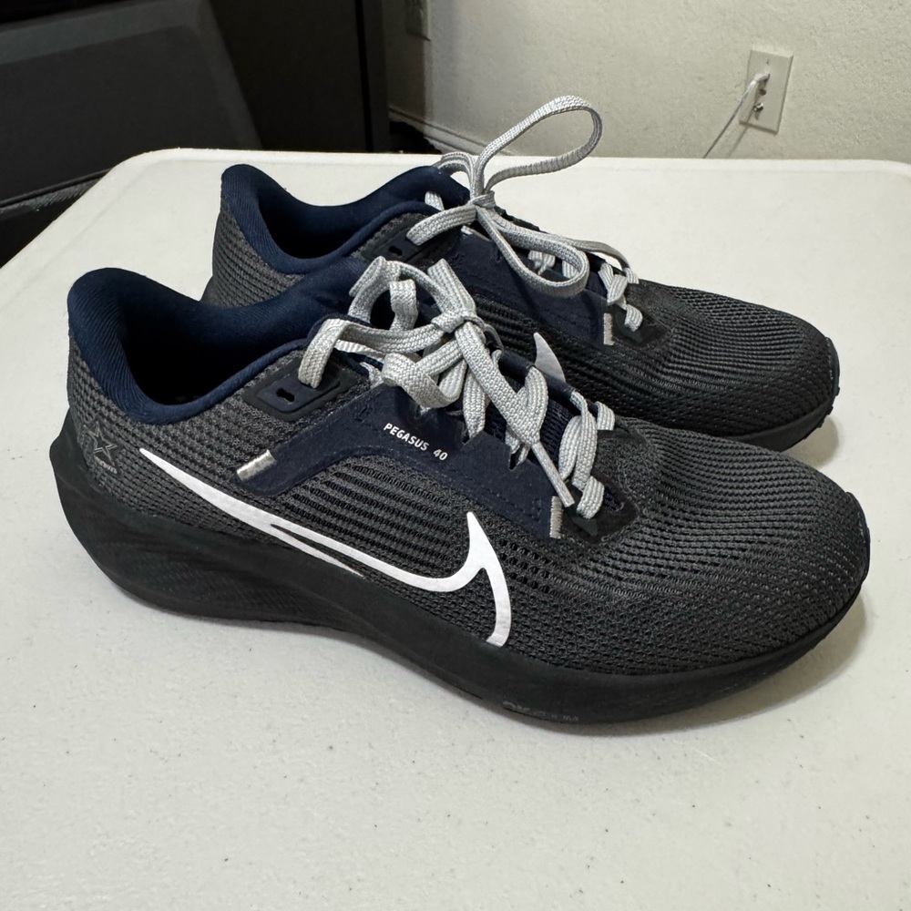 Nike Air Zoom Pegasus 40 "Dallas Cowboys" running shoe.
